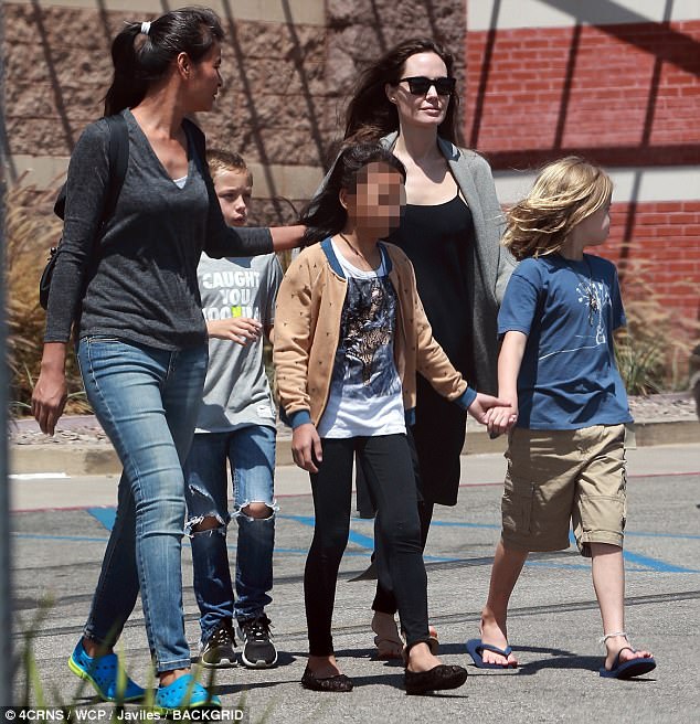 Angelina Jolie yêu chiều đưa 3 con ruột đi mua đồ chơi - Ảnh 1.