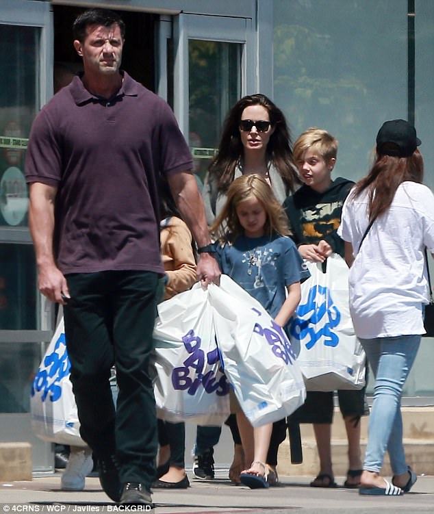 Angelina Jolie yêu chiều đưa 3 con ruột đi mua đồ chơi - Ảnh 2.