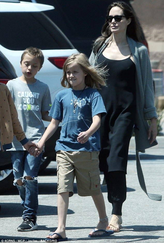 Angelina Jolie yêu chiều đưa 3 con ruột đi mua đồ chơi - Ảnh 3.