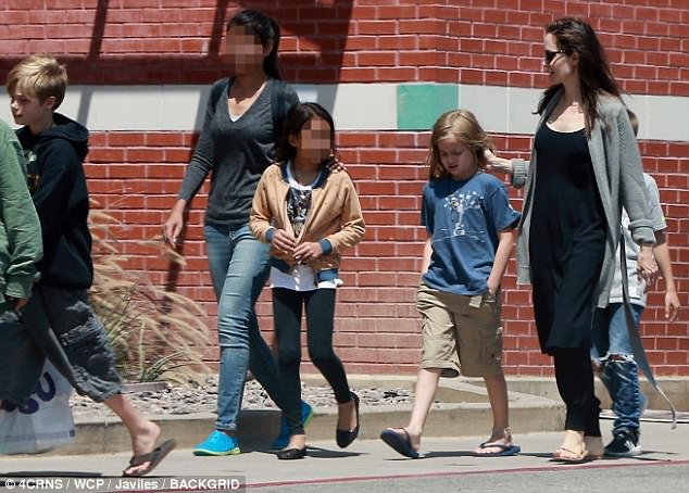 Angelina Jolie yêu chiều đưa 3 con ruột đi mua đồ chơi - Ảnh 4.