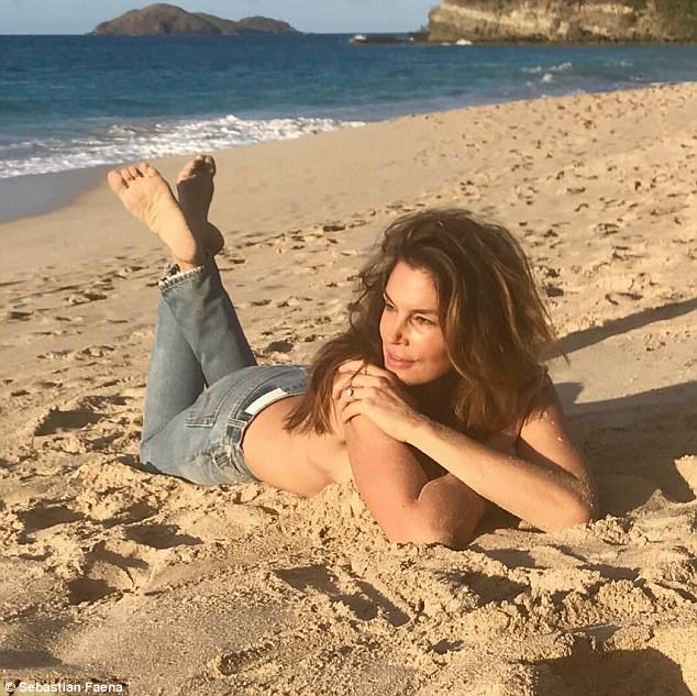 “Huyền thoại nhan sắc” Cindy Crawford bán khỏa thân đầy quyến rũ ở tuổi 51 - Ảnh 1.