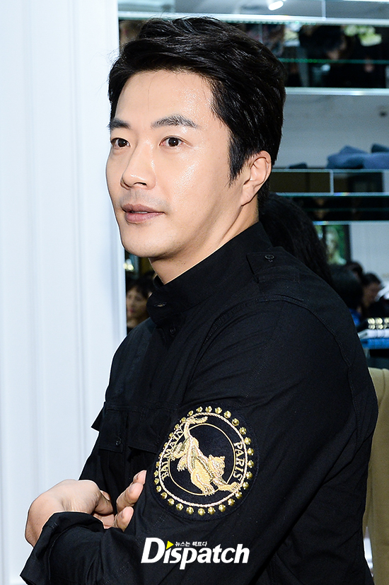 Vợ chồng Kwon Sang Woo tình tứ như mới cưới sánh đôi tại sự kiện - Ảnh 2.