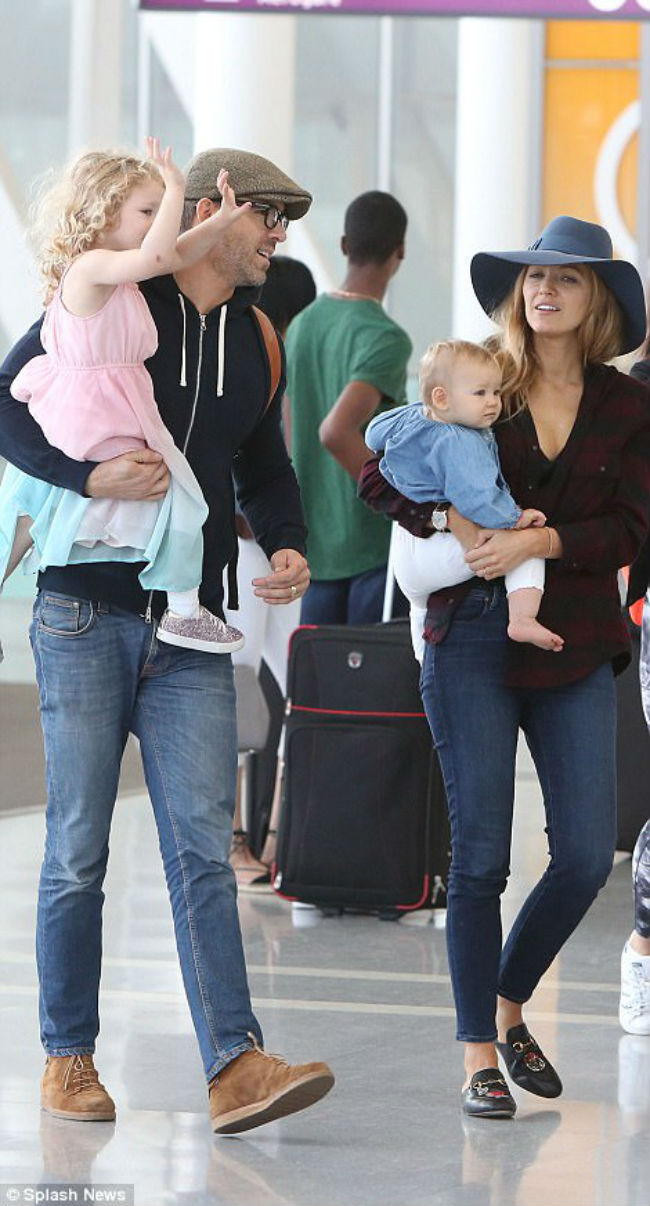 Hai con gái xinh như búp bê của vợ chồng tài tử Ryan Reynolds gây chú ý ở sân bay - Ảnh 5.