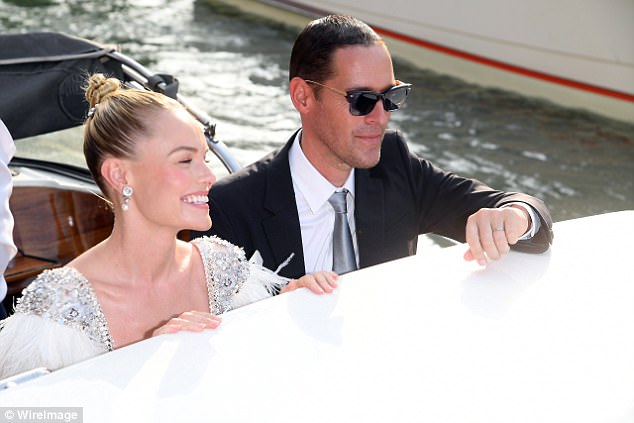 “Mỹ nhân gợi tình nhất Hollywood” lộ thân hình trơ xương khi khóa môi chồng tại LHP Venice - Ảnh 1.
