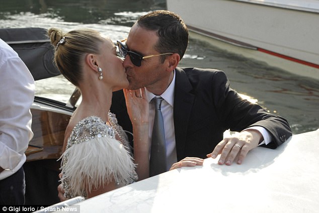 “Mỹ nhân gợi tình nhất Hollywood” lộ thân hình trơ xương khi khóa môi chồng tại LHP Venice - Ảnh 2.