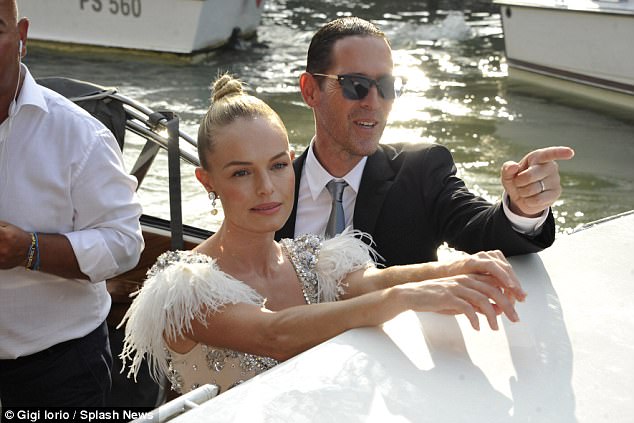 “Mỹ nhân gợi tình nhất Hollywood” lộ thân hình trơ xương khi khóa môi chồng tại LHP Venice - Ảnh 3.