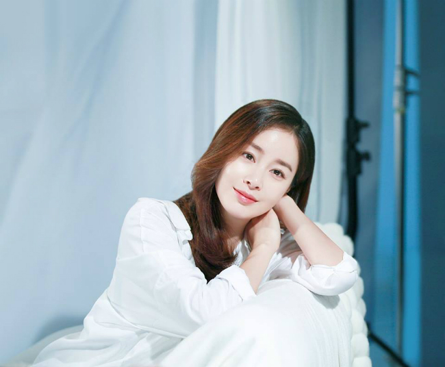 Kim Tae Hee vẫn xinh đẹp ngọt ngào dù bụng bầu vượt mặt  - Ảnh 2.