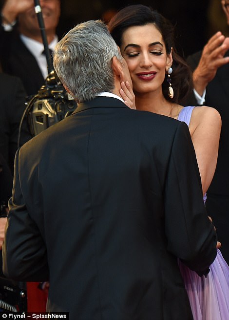 Bà xã luật sư của tài tử George Clooney đẹp như minh tinh trên thảm đỏ LHP Venice - Ảnh 2.