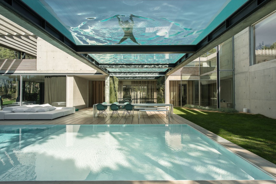 Biệt thự vườn cực chất với bể bơi đáy kính trong suốt trên trần nhà