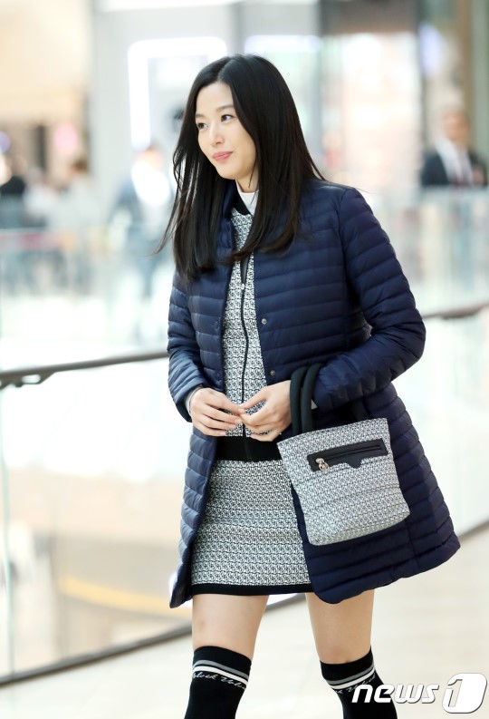 “Mợ chảnh” Jun Ji Hyun xinh đẹp rạng ngời khi vác bụng bầu đi dự sự kiện - Ảnh 1.
