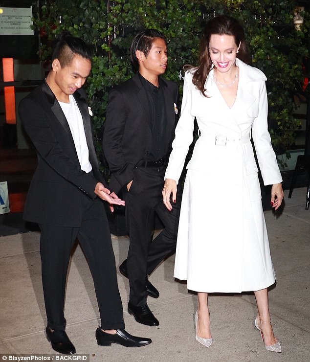 Angelina Jolie bị các con nhắc nhở vì mặc đồ hở hang  - Ảnh 3.
