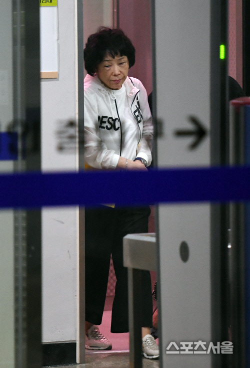 Con gái Choi Jin Sil và bà ngoại “cạch mặt” nhau khi ra tòa  - Ảnh 3.