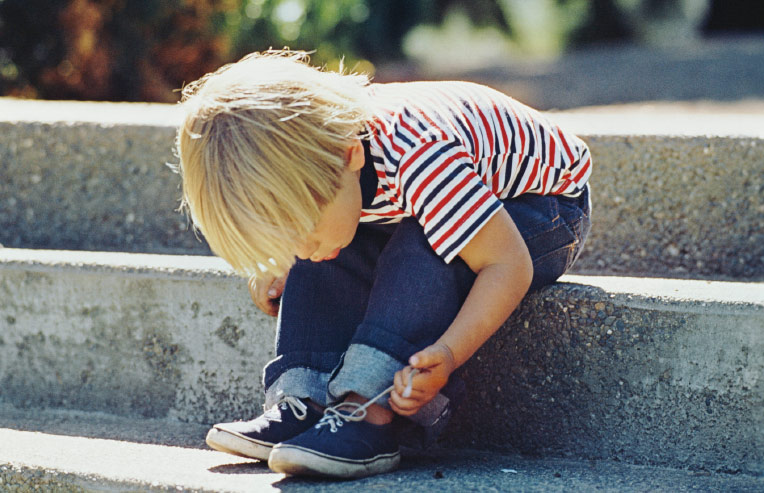 Dạy trẻ cách buộc dây giày cực dễ với mẹo sau