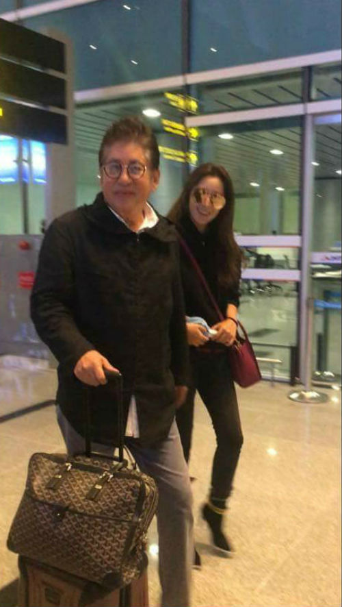 Kim Hee Sun bất ngờ tới Đà Nẵng nghỉ dưỡng, chào thân thiện với người hâm mộ tại sân bay - Ảnh 1.