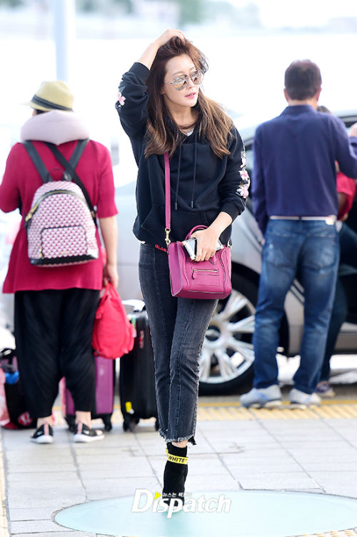 Kim Hee Sun bất ngờ tới Đà Nẵng nghỉ dưỡng, chào thân thiện với người hâm mộ tại sân bay - Ảnh 3.