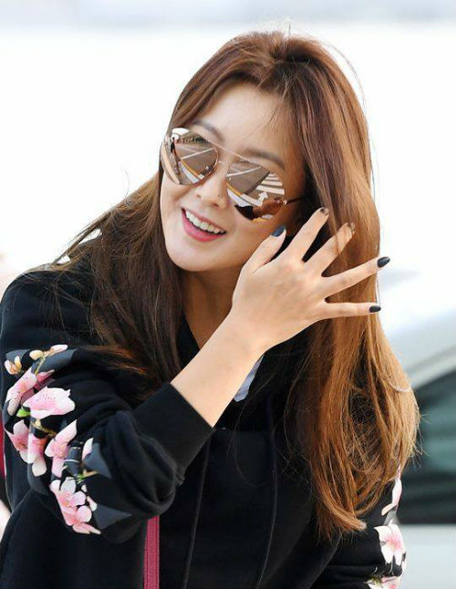 Kim Hee Sun bất ngờ tới Đà Nẵng nghỉ dưỡng, chào thân thiện với người hâm mộ tại sân bay - Ảnh 5.