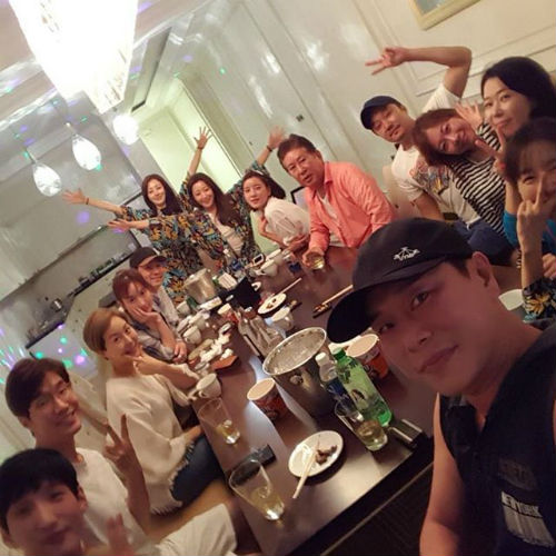 Kim Hee Sun không ngần ngại lê la vỉa hè, thưởng thức các món ăn tại Đà Nẵng - Ảnh 2.