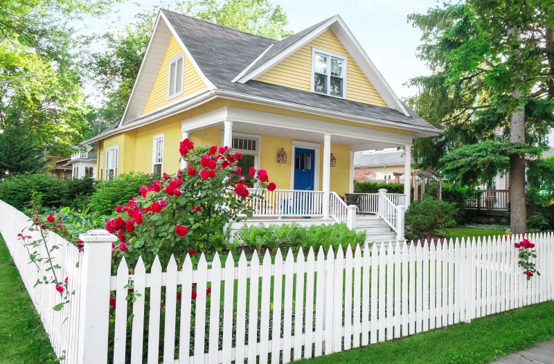 Hàng rào trắng lãng mạn tô điểm cho những ngôi nhà vườn đẹp nên thơ