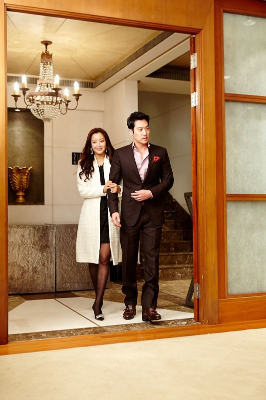 Ông xã Kim Hee Sun đăng ảnh 2 vợ chồng “lầy lội” để kỷ niệm 10 năm ngày cưới - Ảnh 2.