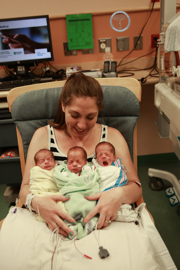 Bộ ảnh ngọt lịm tim của 3 bé sinh ba tự nhiên hiếm gặp trên thế giới - Ảnh 6.