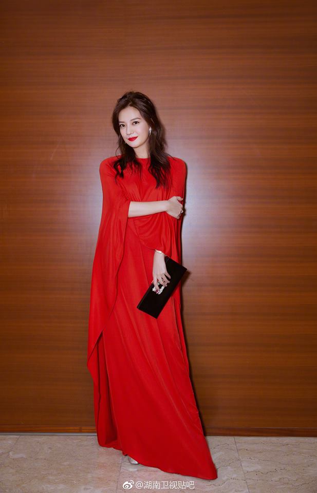 Triệu Vy mặc váy đỏ kín từ đầu đến chân làm giám khảo LHP Quốc tế Tokyo - Ảnh 2.