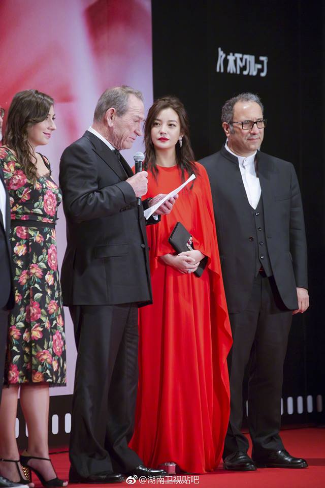 Triệu Vy mặc váy đỏ kín từ đầu đến chân làm giám khảo LHP Quốc tế Tokyo - Ảnh 3.