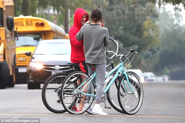 Selena Gomez thoải mái khoác tay, ngả đầu vào “tình cũ” Justin Bieber sau khi chia tay bạn trai ít ngày - Ảnh 2.