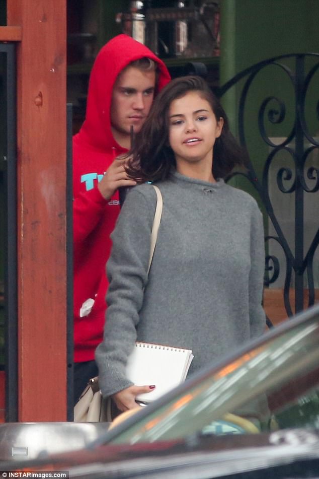 Selena Gomez thoải mái khoác tay, ngả đầu vào “tình cũ” Justin Bieber sau khi chia tay bạn trai ít ngày - Ảnh 3.