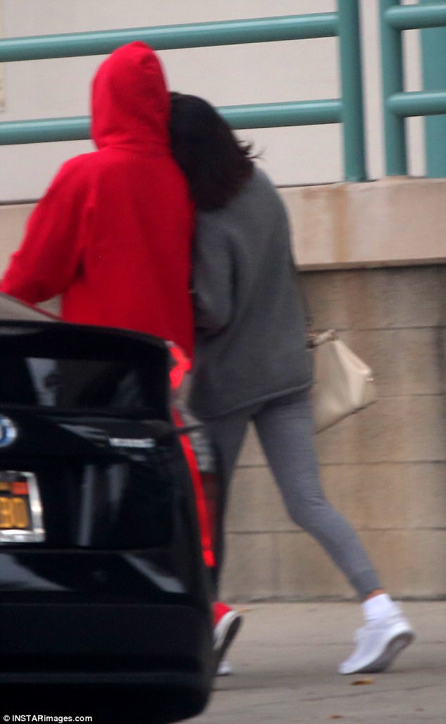 Selena Gomez thoải mái khoác tay, ngả đầu vào “tình cũ” Justin Bieber sau khi chia tay bạn trai ít ngày - Ảnh 4.