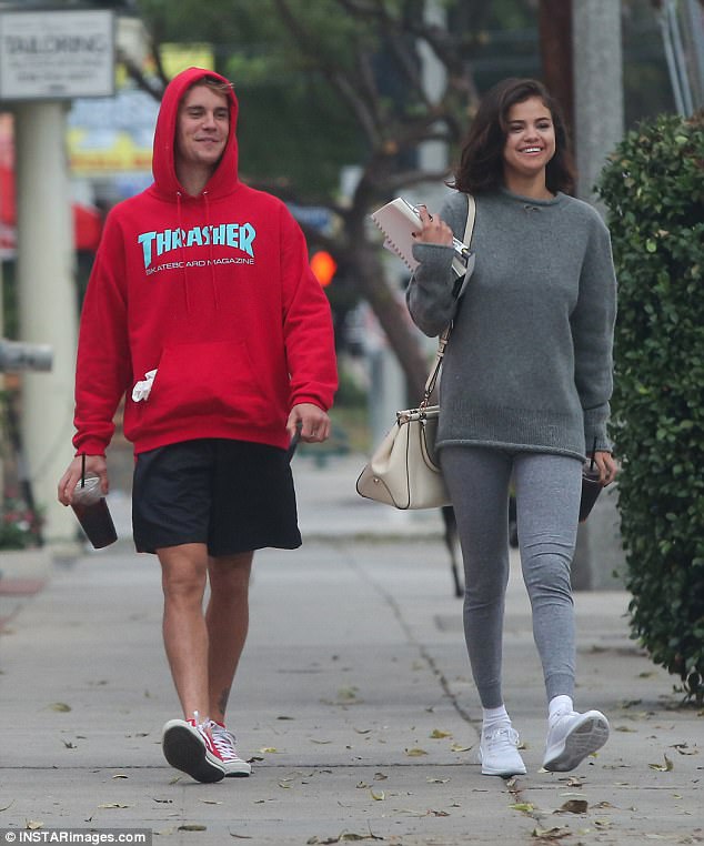 Selena Gomez thoải mái khoác tay, ngả đầu vào “tình cũ” Justin Bieber sau khi chia tay bạn trai ít ngày - Ảnh 5.