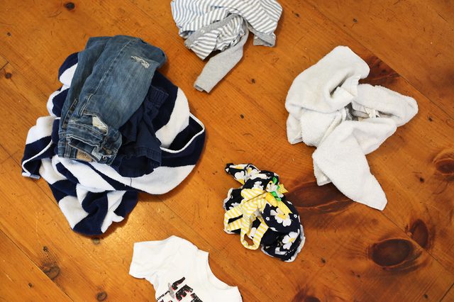 6 mẹo nhỏ giúp quần áo của bạn luôn mới đẹp dù giặt bằng máy giặt - Ảnh 2. 6 mẹo nhỏ giúp quần áo của bạn luôn mới đẹp dù giặt bằng máy giặt - Ảnh 2.