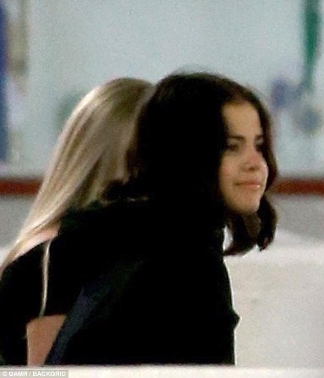 Selena Gomez mặc áo của Justin Bieber tiếp tục xuất hiện thân thiết bên tình cũ - Ảnh 2.