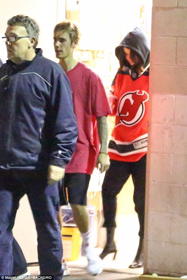 Selena Gomez mặc áo của Justin Bieber tiếp tục xuất hiện thân thiết bên tình cũ - Ảnh 3.