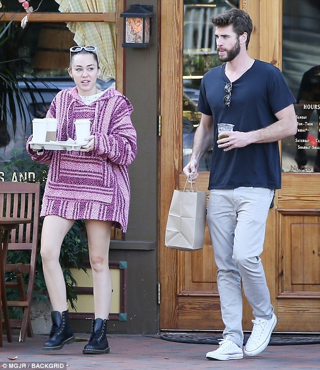 Miley Cyrus và Liam Hemsworth cùng đeo nhẫn đi hẹn hò giữa tin đồn đã bí mật tổ chức đám cưới - Ảnh 1.