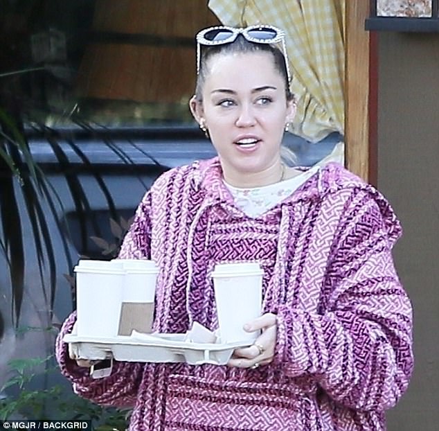 Miley Cyrus và Liam Hemsworth cùng đeo nhẫn đi hẹn hò giữa tin đồn đã bí mật tổ chức đám cưới - Ảnh 3.
