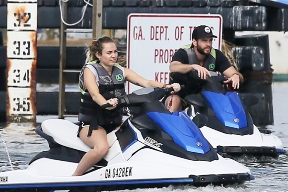 Miley Cyrus và Liam Hemsworth cùng đeo nhẫn đi hẹn hò giữa tin đồn đã bí mật tổ chức đám cưới - Ảnh 5.