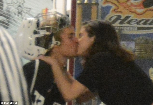Selena Gomez và Justin Bieber công khai hôn nhau giữa chốn công cộng - Ảnh 5.