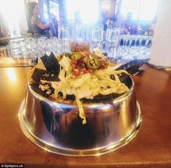 Những đĩa đựng thức ăn “sai quá sai” của các nhà hàng khiến thực khách chỉ biết câm nín - Ảnh 2.