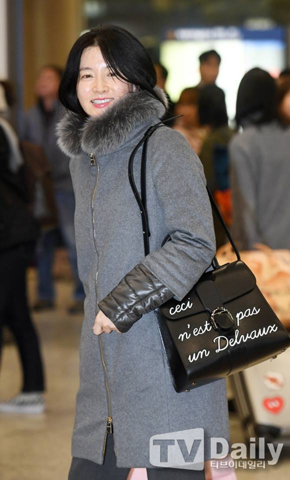 Cặp sinh đôi nhà Lee Young Ae gây chú ý đặc biệt khi ra sân bay đón mẹ về nước - Ảnh 1.