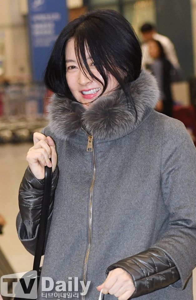 Cặp sinh đôi nhà Lee Young Ae gây chú ý đặc biệt khi ra sân bay đón mẹ về nước - Ảnh 2.
