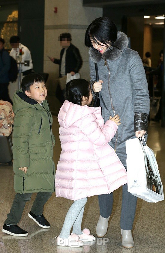 Cặp sinh đôi nhà Lee Young Ae gây chú ý đặc biệt khi ra sân bay đón mẹ về nước - Ảnh 3.
