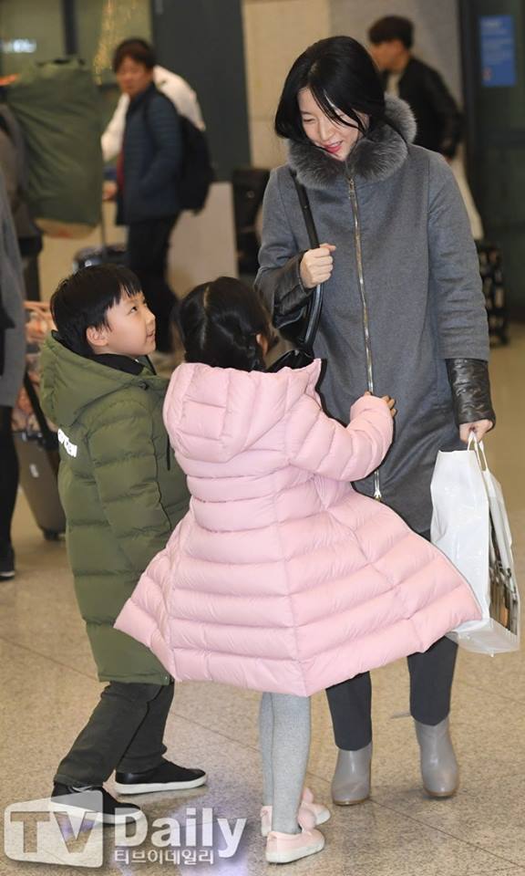 Cặp sinh đôi nhà Lee Young Ae gây chú ý đặc biệt khi ra sân bay đón mẹ về nước - Ảnh 4.