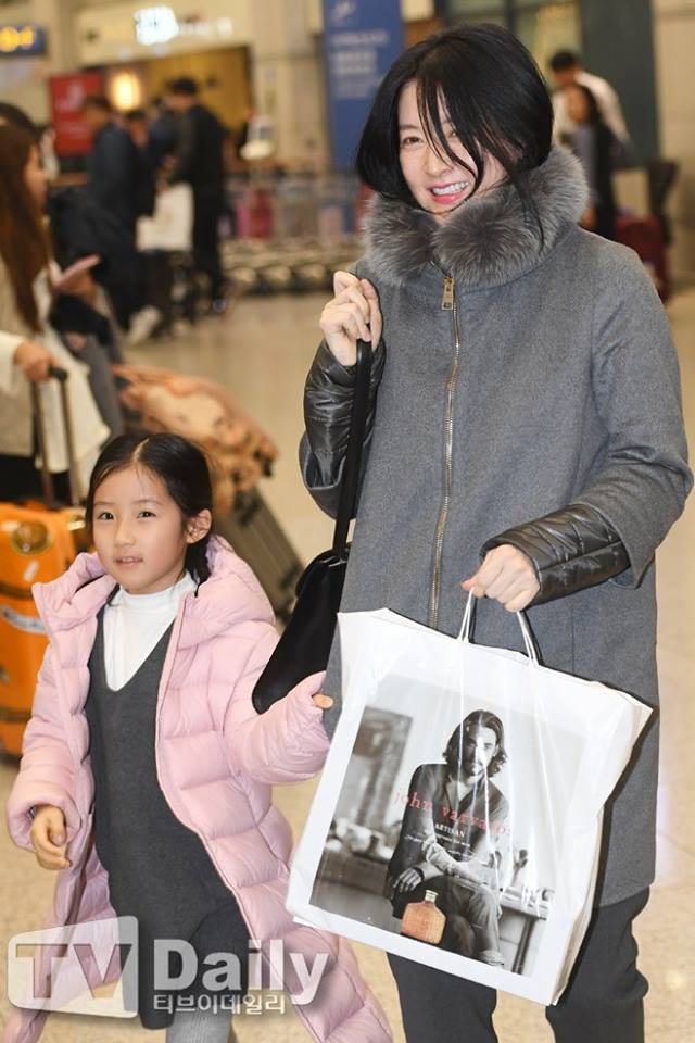 Cặp sinh đôi nhà Lee Young Ae gây chú ý đặc biệt khi ra sân bay đón mẹ về nước - Ảnh 5.