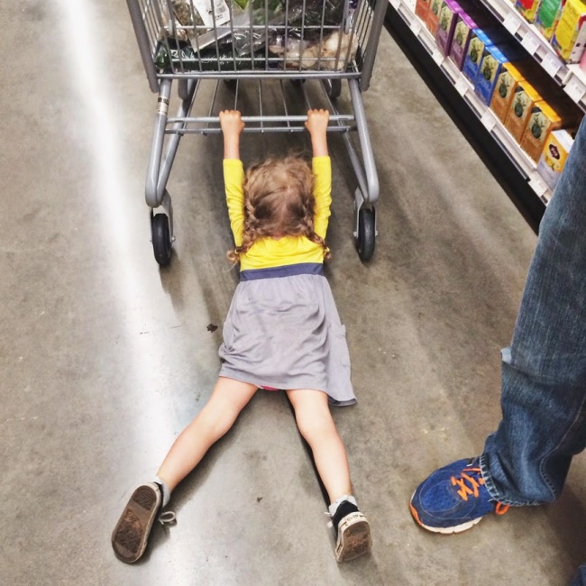 Chùm ảnh chứng minh: Đưa con đi siêu thị là công việc chỉ dành cho những cha mẹ… dũng cảm - Ảnh 2.
