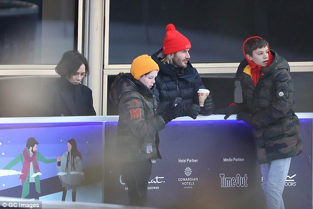 Harper Beckham được bố cưng chiều hết mực khi đi trượt băng cùng gia đình - Ảnh 1.