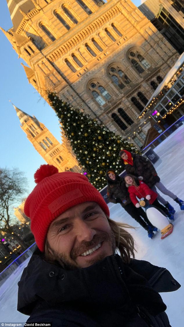 Harper Beckham được bố cưng chiều hết mực khi đi trượt băng cùng gia đình - Ảnh 2.