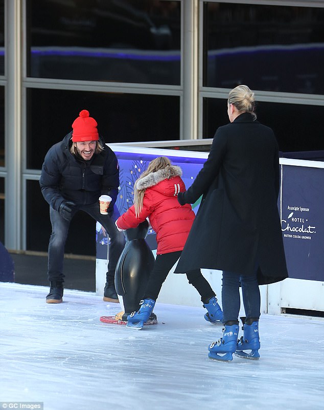 Harper Beckham được bố cưng chiều hết mực khi đi trượt băng cùng gia đình - Ảnh 3.