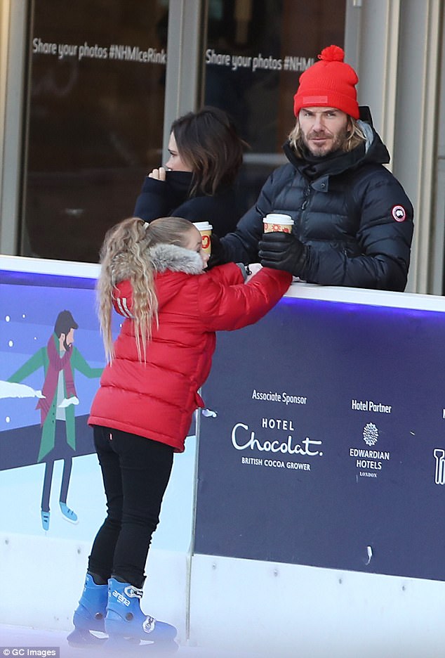 Harper Beckham được bố cưng chiều hết mực khi đi trượt băng cùng gia đình - Ảnh 4.