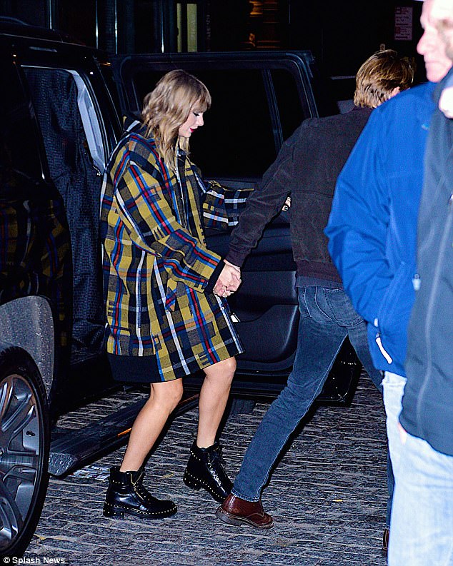 Taylor Swift và người tình trẻ nắm tay nhau không rời trên phố  - Ảnh 1.