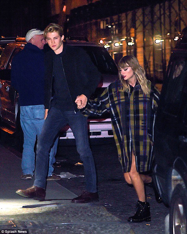 Taylor Swift và người tình trẻ nắm tay nhau không rời trên phố  - Ảnh 2.
